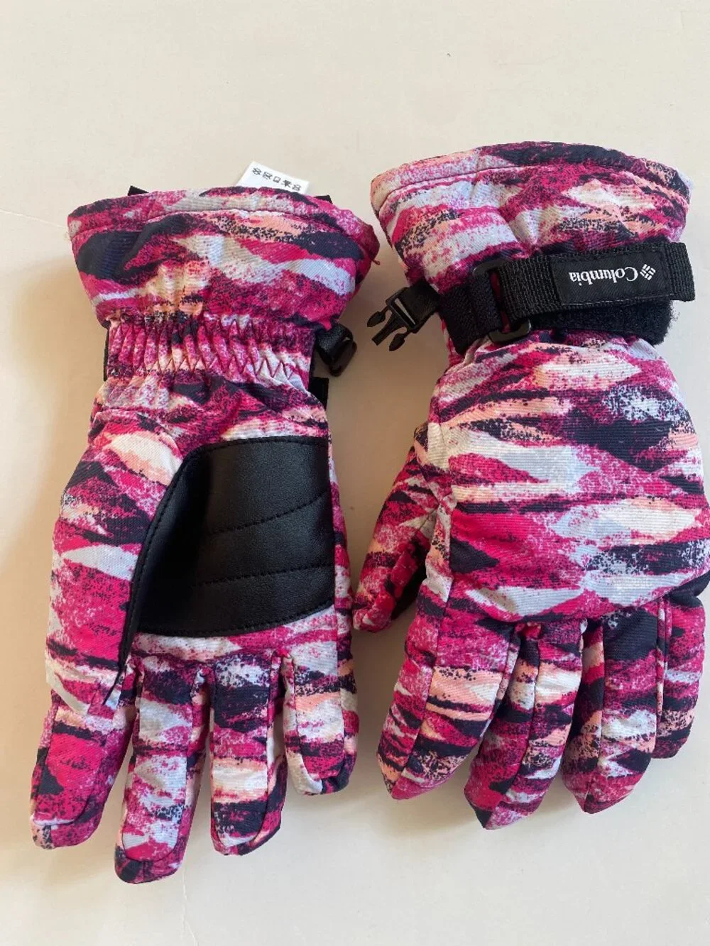 Columbia, youth size small pink/black/white winter gloves EUC
